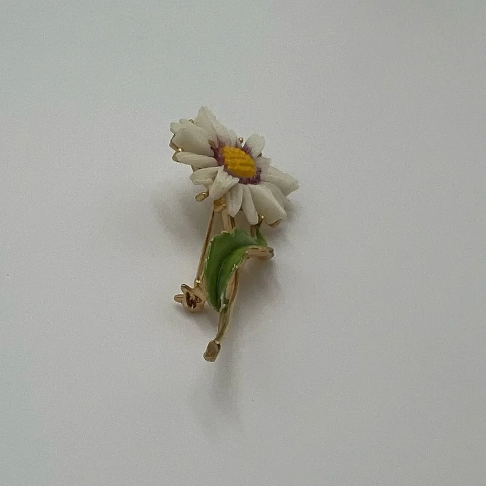 Vintage Lisner Daisy Brooch - Signed